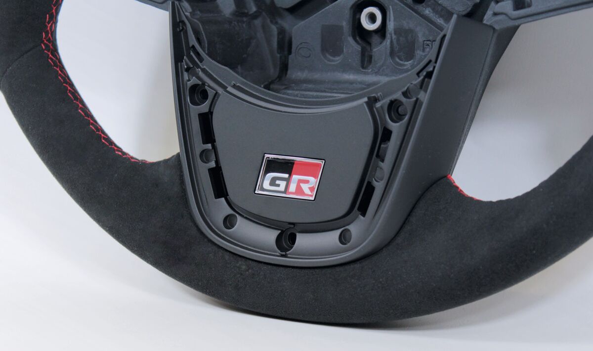 Upholstering a steering wheel module